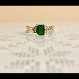 Beautiful Sterling Simulated Emerald Ring 💍